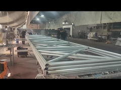 Khung hàng rào đang được hàn và đánh bóng.