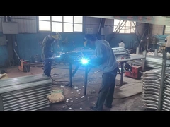 Phụ kiện kết nối lưới đang được hàn vào cột hàng rào