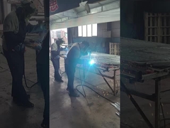 Mạng lưới đang được hàn vào khung