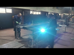 Phụ kiện cột hàng rào đang được hàn vào cột