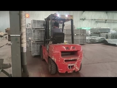 Các hàng hóa đóng gói đang được đặt trong kho