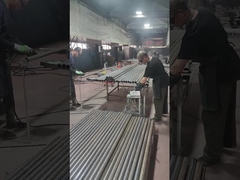 Cột hàng rào đang được đánh bóng và mài.