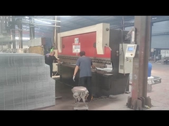 Việc uốn cong hàng rào 3D được vận chuyển đến Úc đã được hoàn thành theo cách này.