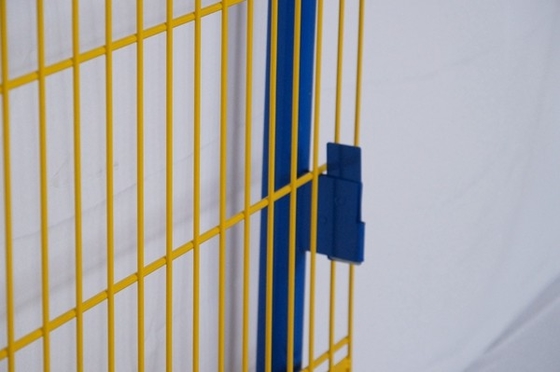 Tranh PVC Hàng rào bảo vệ mép lưới hàn cho xây dựng
