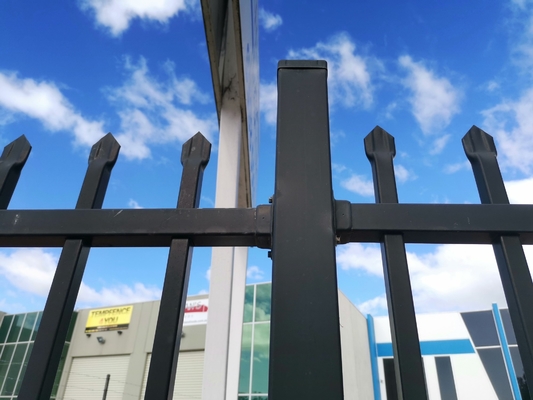 2100mm * 2400mm Tubular Picket hàng rào xử lý nhiệt