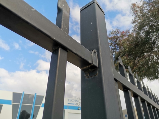2100mm * 2400mm Tubular Picket hàng rào xử lý nhiệt
