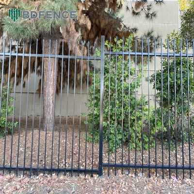 Các tấm hàng rào kim loại ống nhôm phủ bột đen với các cây đinh đầu đầu 30.000 kg Đường hàng rào trọng lượng tổng đơn