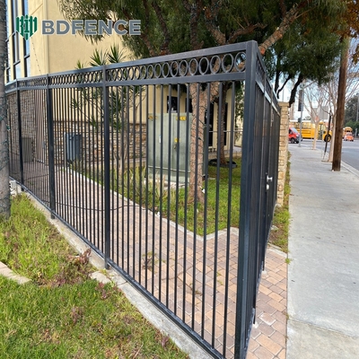 Các tấm hàng rào kim loại ống nhôm phủ bột đen với các cây đinh đầu đầu 30.000 kg Đường hàng rào trọng lượng tổng đơn