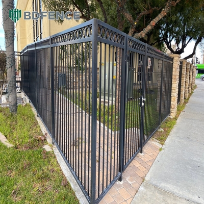 Các tấm hàng rào kim loại ống nhôm phủ bột đen với các cây đinh đầu đầu 30.000 kg Đường hàng rào trọng lượng tổng đơn