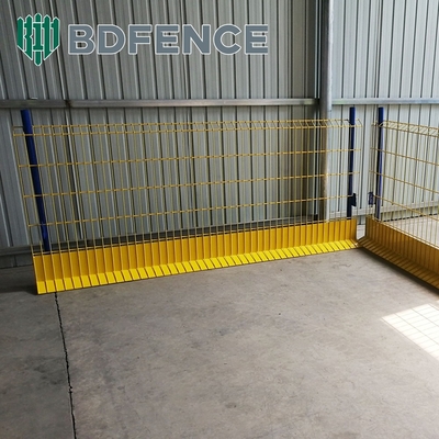 Q235 Lớp lưới thép bảo vệ cạnh hàng rào với bàn chân cho xây dựng