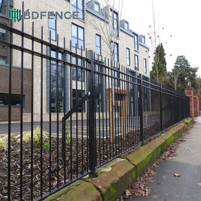 Rào chắn thép ống bền được làm từ ống thép kẽm với bột phủ phủ xử lý bề mặt cho khả năng chống ăn mòn và lâu dài
