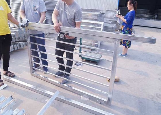 Trang trí vườn 2m Cửa hàng rào thép với cổng đôi Cây xử lý nhiệt khung PVC hàn lưới dây 3D Mô hình cong Se