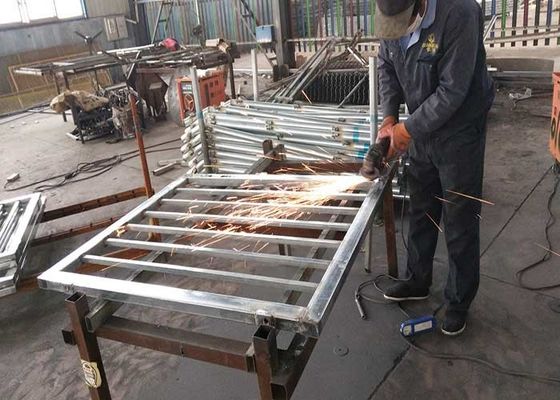 Trang trí vườn 2m Cửa hàng rào thép với cổng đôi Cây xử lý nhiệt khung PVC hàn lưới dây 3D Mô hình cong Se