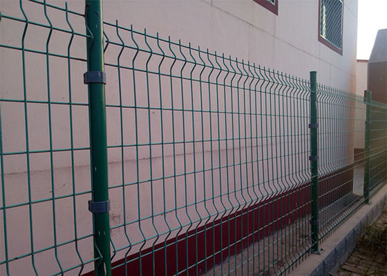 Hàng rào bảng điều khiển 3d tráng PVC 50 * 200mm với trụ tròn