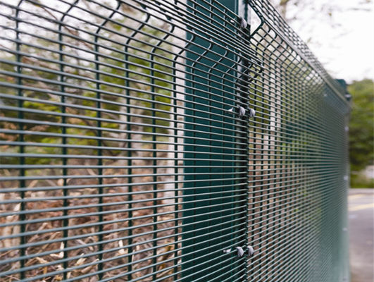 Lớp phủ PVC lưới hàn ClearVu 358 Anti Climb Fence