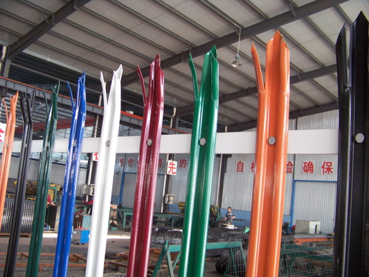 Hàng rào thép hình ống công nghiệp chiều cao 2,4m Sơn tĩnh điện Góc an ninh 40 * 40mm