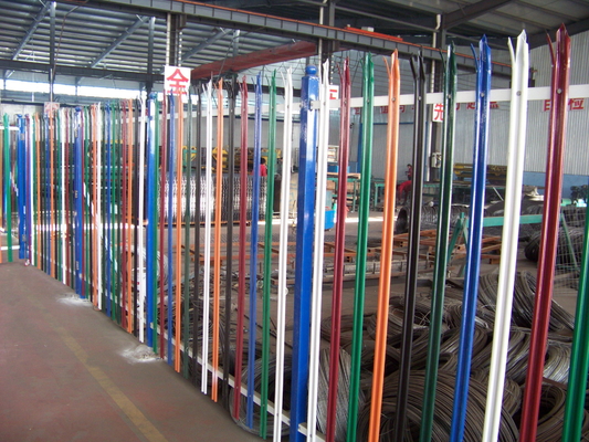 Hàng rào thép hình ống công nghiệp chiều cao 2,4m Sơn tĩnh điện Góc an ninh 40 * 40mm