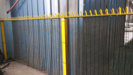 Chiều cao 2,2m Hàng rào an ninh chống leo trèo 358 Màu xanh lá cây tráng PVC với cột loại H